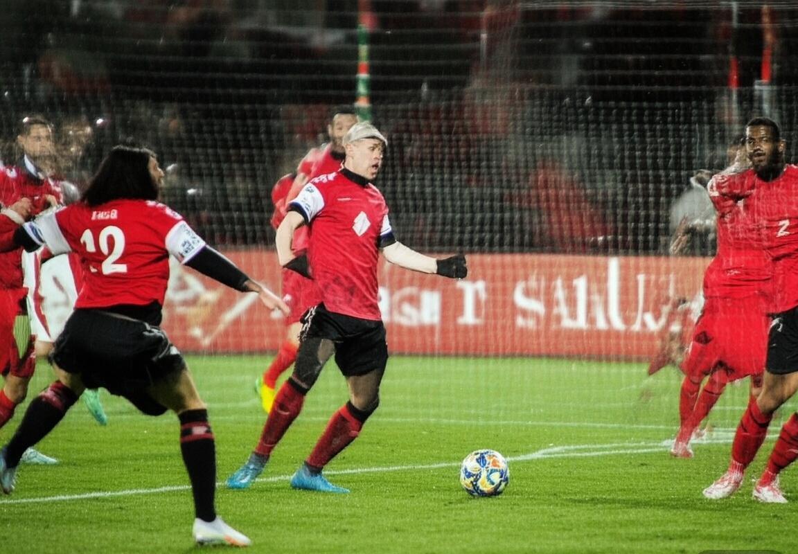 古比斯VS拉赫蒂：战术对决中的足球艺术解析(图2)