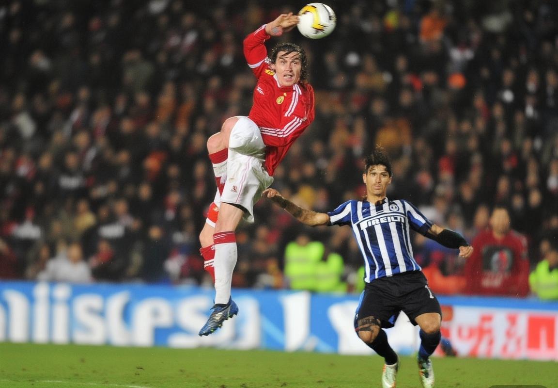 贝尔与麦孔巅峰对决：速度与智慧足球传奇